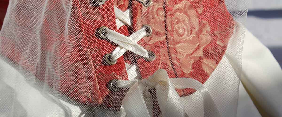 Robe de mariée blanche et rouge